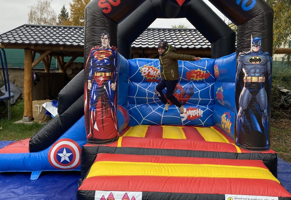 skakaci hrad, nafukovaci hrad, pronajem, k pronajmu, superhrdina, superhero, udlice, chomutov, ustecky kraj, ustecko,