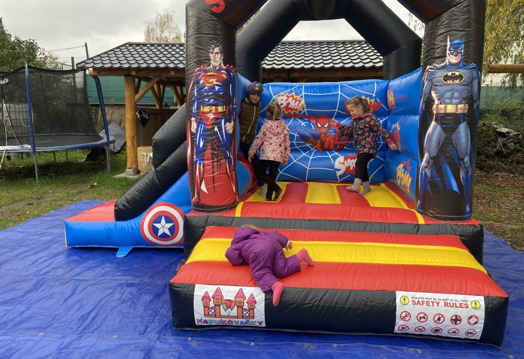 skakaci hrad, nafukovaci hrad, pronajem, k pronajmu, superhrdina, superhero, udlice, chomutov, ustecky kraj, ustecko,