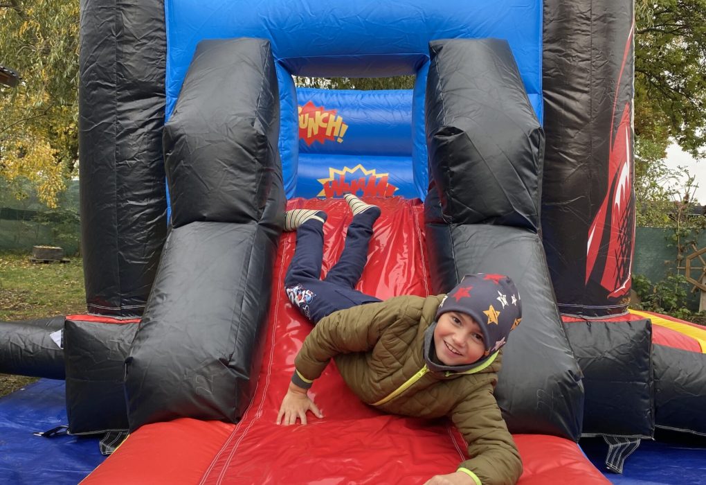 skakaci hrad, nafukovaci hrad, pronajem, k pronajmu, superhrdina, superhero, udlice, chomutov, ustecky kraj, ustecko,